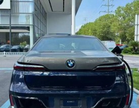 宝马i7价格落地多少万,宝马i7多少钱2021款