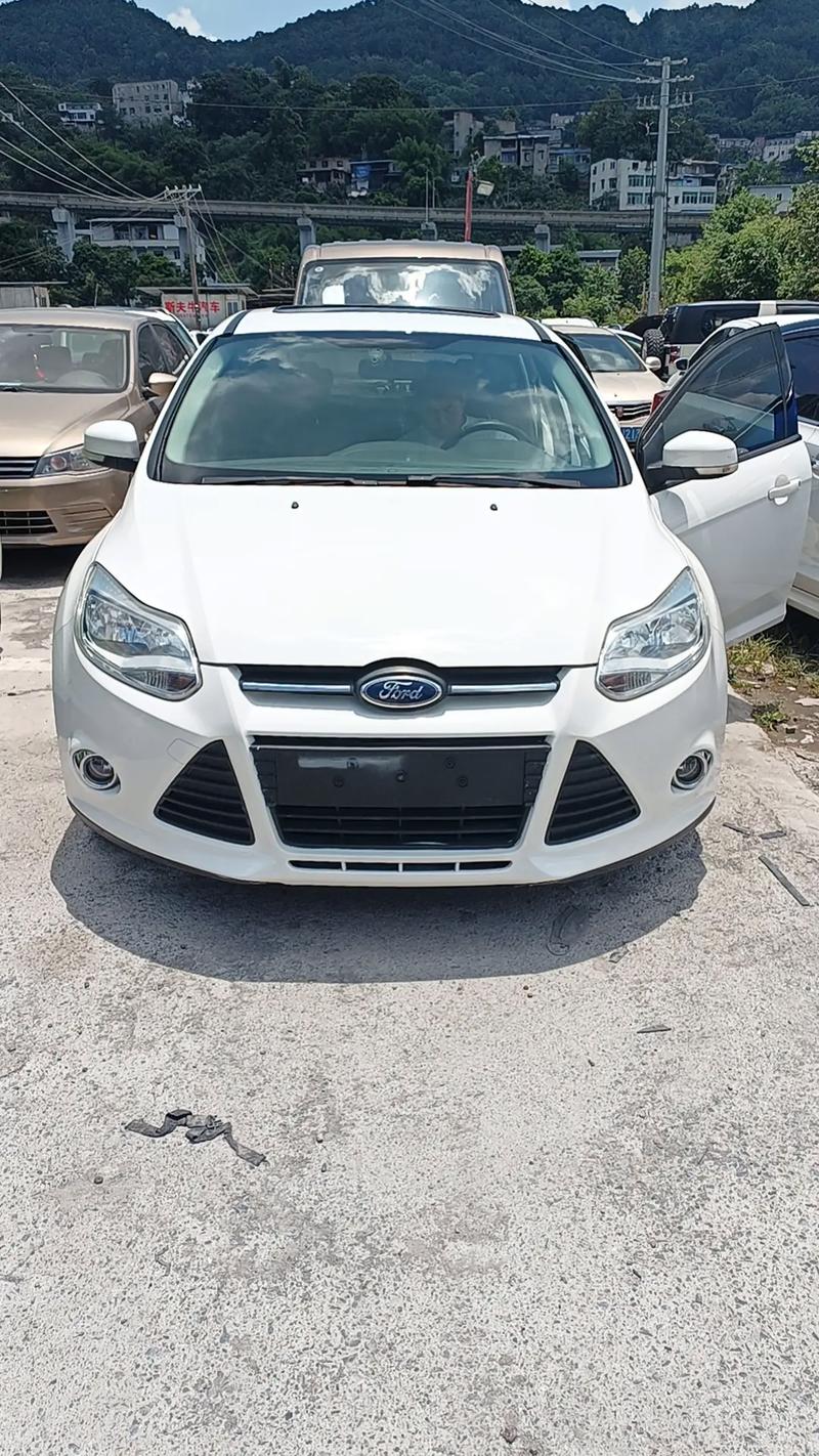 2012款福特福克斯两厢车图片/2012年款福克斯2厢图片