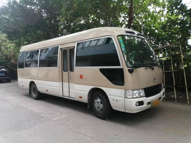 考斯特中巴车19座租一天多少钱(租用考斯特中巴16座)