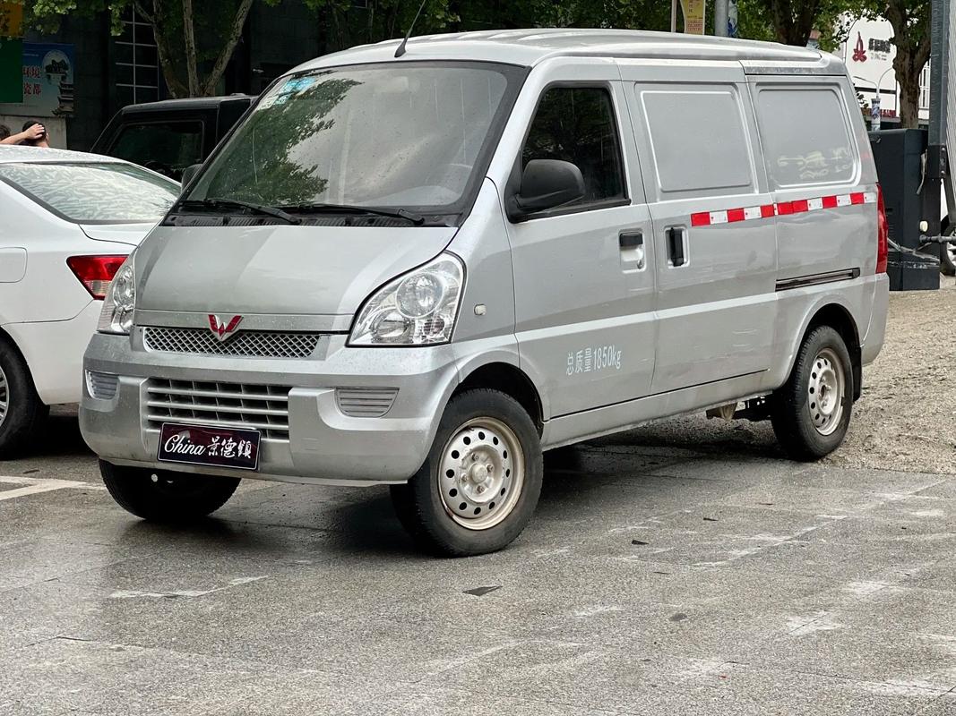 五菱厢式面包车(五菱厢式面包车2110kg价格)